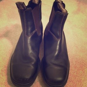 blundstone square toe
